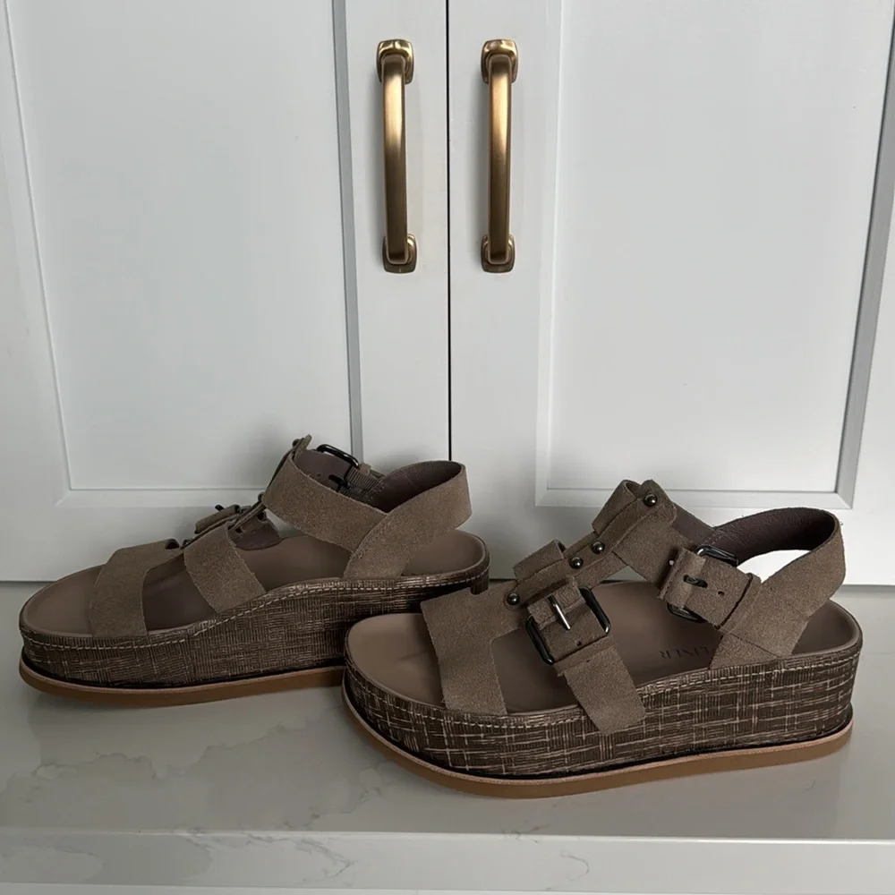 Donald Pliner suede sandals in size 5.5. - Picture 7 of 8